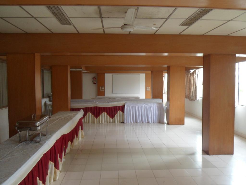 Hotel Rajdeep Inn Ahmedabad Ngoại thất bức ảnh